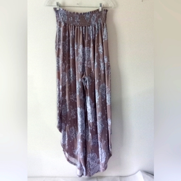 Bucketlist Smocking Waist Band Pants w/ Diagonal Cut Details - Size: Small - Picture 4 of 8